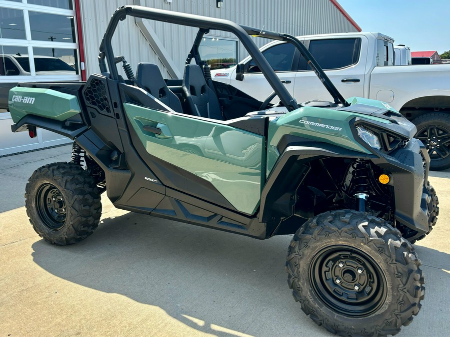 2025 Can-Am™ Commander DPS 700