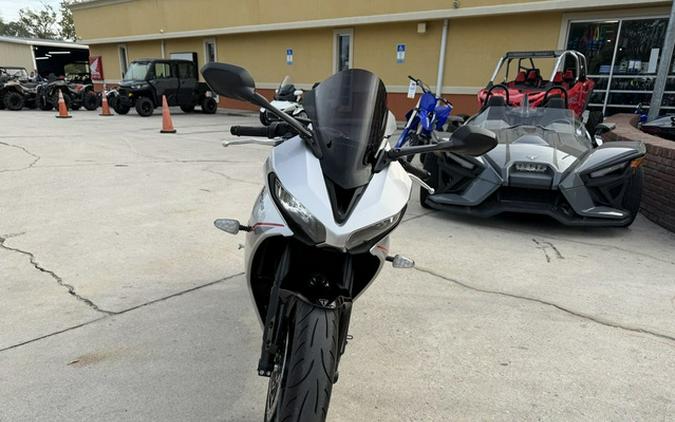 2026 Triumph Daytona 660 Aluminium Silver / Sapphire Black 660 Sapphire Black