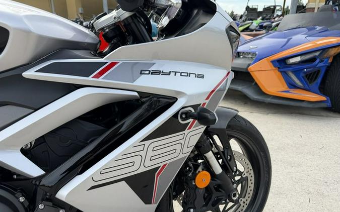 2026 Triumph Daytona 660 Aluminium Silver / Sapphire Black 660 Sapphire Black