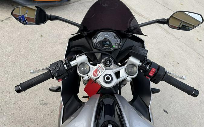 2026 Triumph Daytona 660 Aluminium Silver / Sapphire Black 660 Sapphire Black