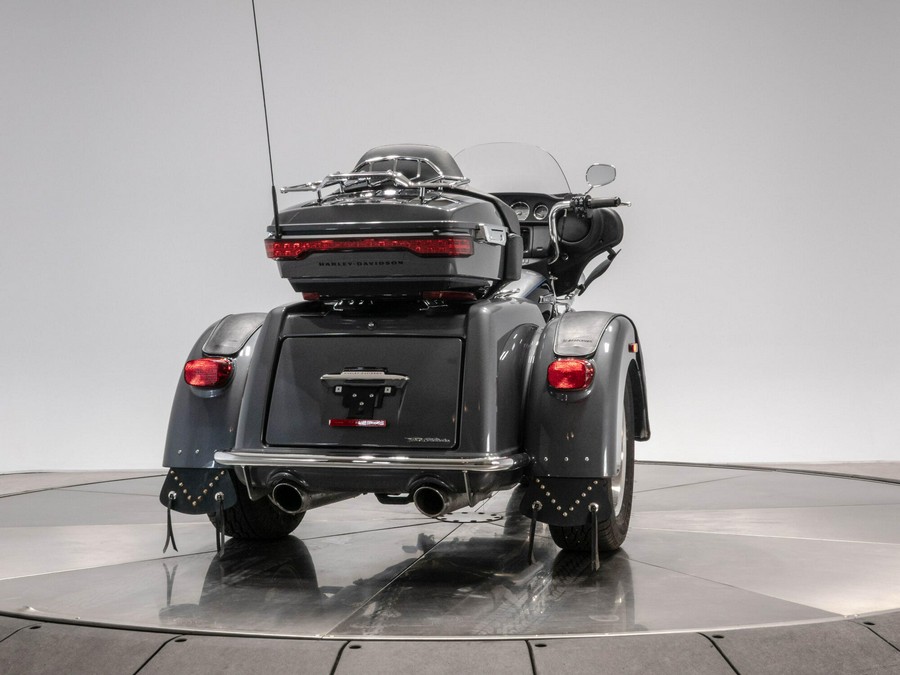 2021 HARLEY-DAVIDSON FLHTCUTG TRI GLIDE ULTRA in Gauntlet Gray / Vivid Black