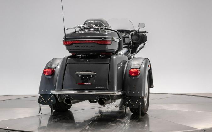 2021 HARLEY-DAVIDSON FLHTCUTG TRI GLIDE ULTRA in Gauntlet Gray / Vivid Black