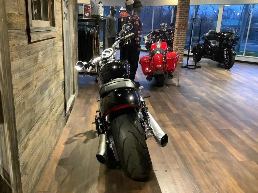 Harley-Davidson® V-Rod Muscle® 2015 VRSCF u572-15 Vivid Black