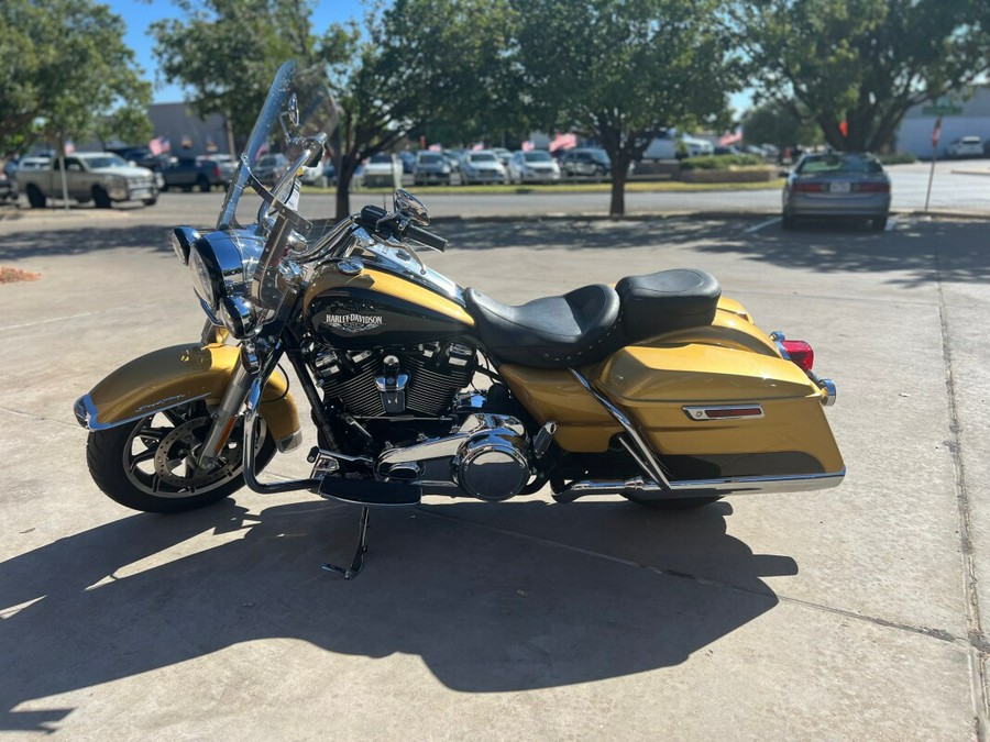 2017 Harley-Davidson® Road King® Two-Tone Black Hills Gold/Black Quartz