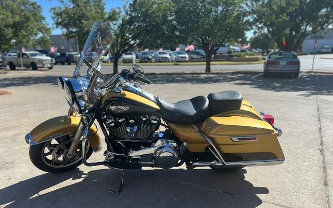 2017 Harley-Davidson® Road King® Two-Tone Black Hills Gold/Black Quartz