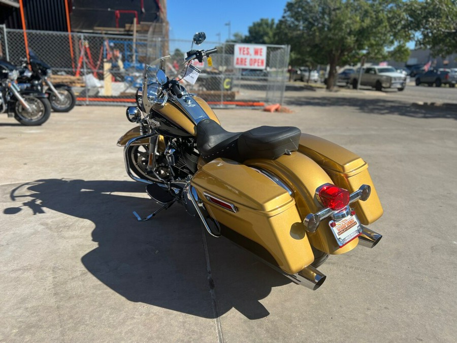 2017 Harley-Davidson® Road King® Two-Tone Black Hills Gold/Black Quartz