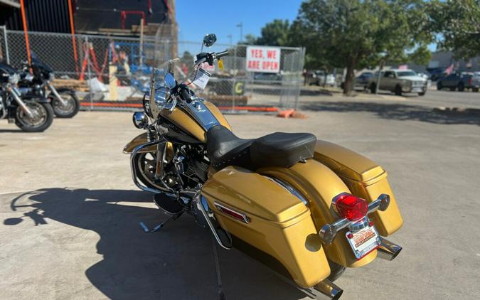 2017 Harley-Davidson® Road King® Two-Tone Black Hills Gold/Black Quartz