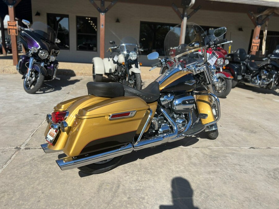 2017 Harley-Davidson® Road King® Two-Tone Black Hills Gold/Black Quartz