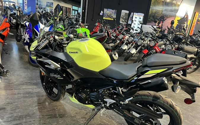 2026 Kawasaki Ninja 500 ABS Metallic Yellowish GreenEbony