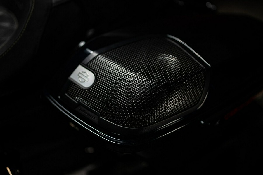 2022 CVO™ Street Glide® (FLHXSE)