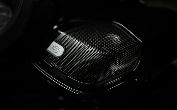 2022 CVO™ Street Glide® (FLHXSE)