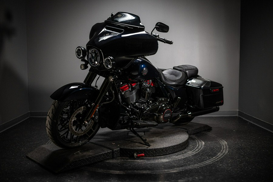 2022 CVO™ Street Glide® (FLHXSE)