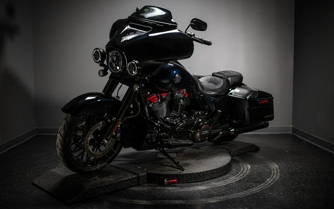 2022 CVO™ Street Glide® (FLHXSE)