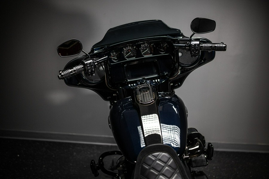 2022 CVO™ Street Glide® (FLHXSE)