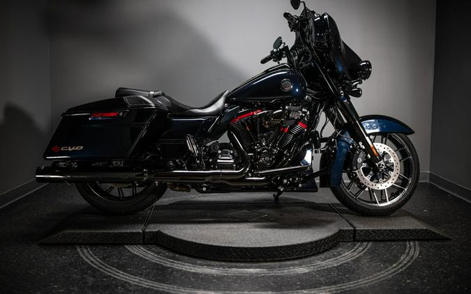 2022 CVO™ Street Glide® (FLHXSE)