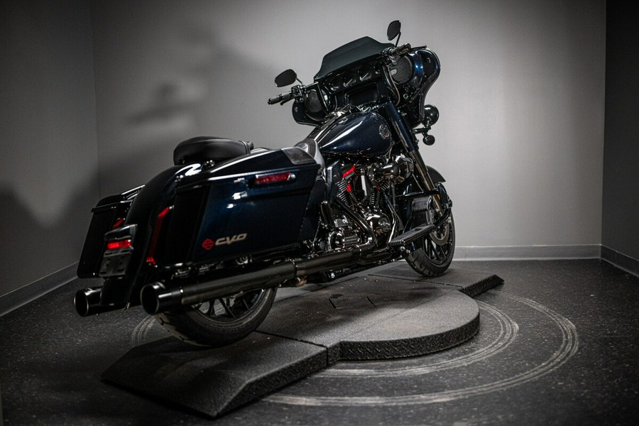 2022 CVO™ Street Glide® (FLHXSE)