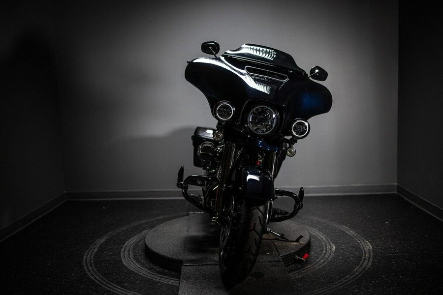 2022 CVO™ Street Glide® (FLHXSE)
