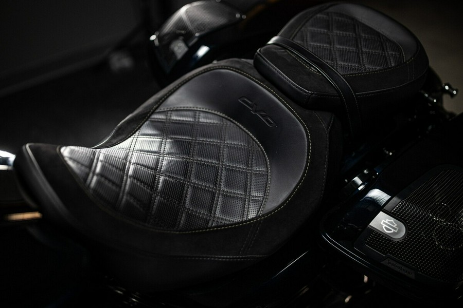 2022 CVO™ Street Glide® (FLHXSE)