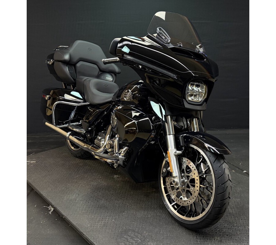 Harley-Davidson® Street Glide® 2026 FLHX VIVID BLACK
