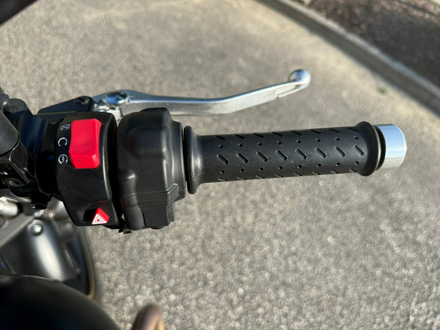 2022 Triumph Street Twin Gold Line