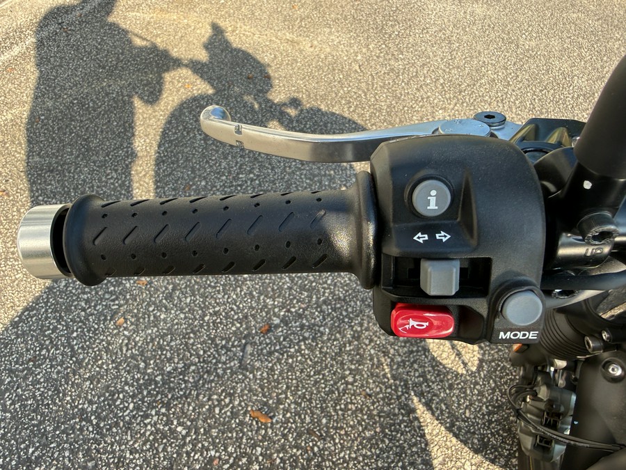 2022 Triumph Street Twin Gold Line