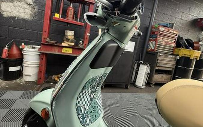 2025 Vespa Primavera 50 Batik