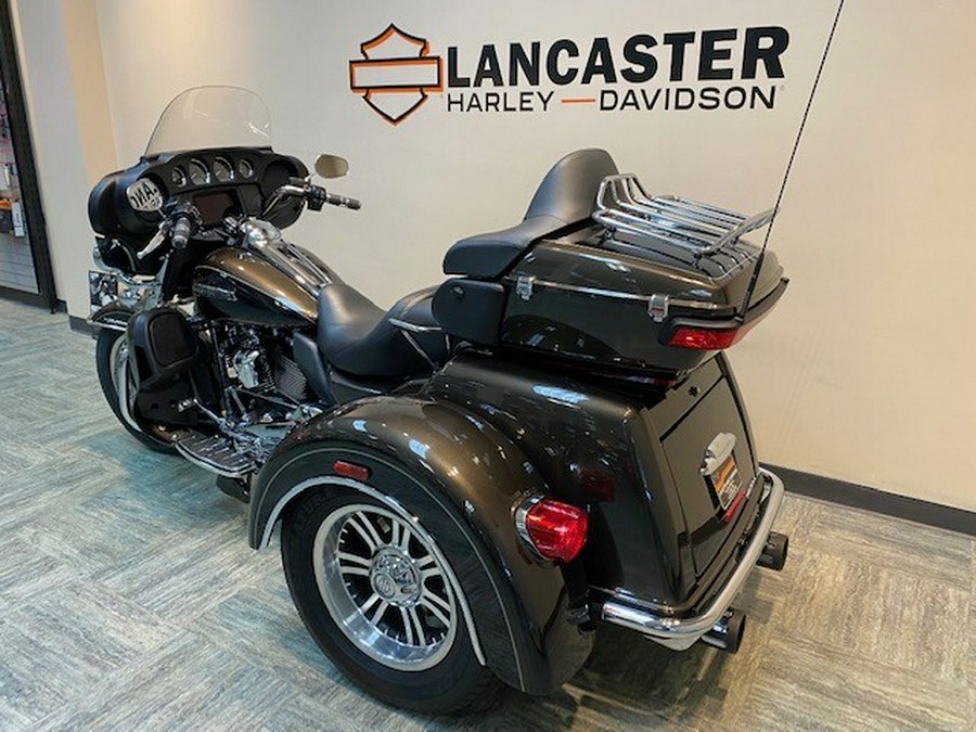 2020 Harley-Davidson Tri Glide Ultra River Rock Gray/Vivid Black FLHTCUTG