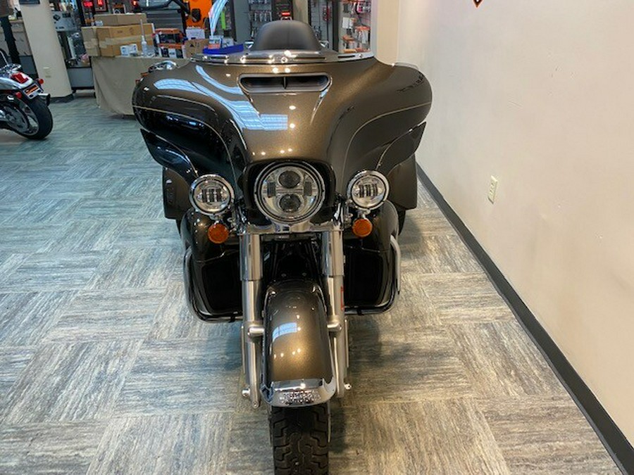 2020 Harley-Davidson Tri Glide Ultra River Rock Gray/Vivid Black FLHTCUTG