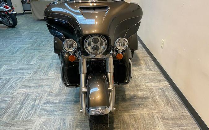 2020 Harley-Davidson Tri Glide Ultra River Rock Gray/Vivid Black FLHTCUTG