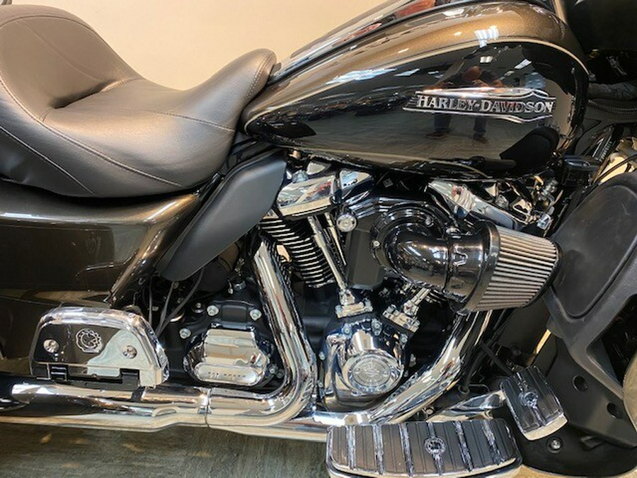 2020 Harley-Davidson Tri Glide Ultra River Rock Gray/Vivid Black FLHTCUTG