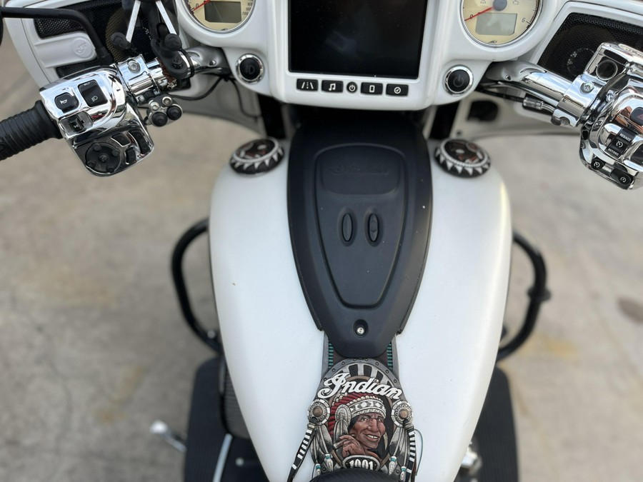 2017 Indian Motorcycle CHIEFTAIN PEARL WHITE SMOKE CAL Base