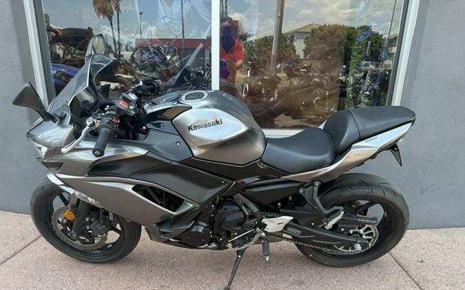 2021 Kawasaki Ninja 650 Metallic Graphite Gray/Metallic Spark Black Metallic Graphite GrayMetallic Spark B
