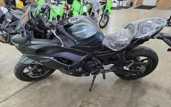 2025 Kawasaki NINJA 650 ABS METALLIC MATTE OLD SCHOOL GREEN/BLAC