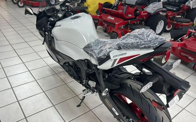 2025 Kawasaki NINJA ZX -6R ABS PEARL ROBOTIC WHITE/GRAPHITE GRAY