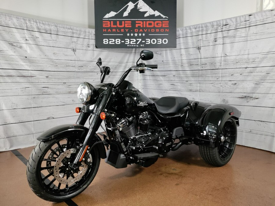 2023 Harley-Davidson Freewheeler BLACK W/ PINSTRIPE