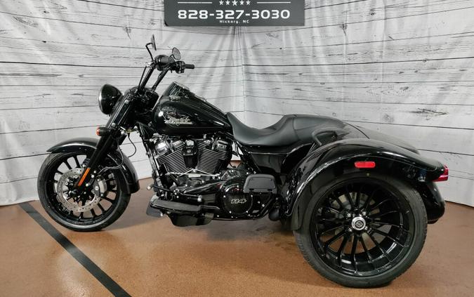 2023 Harley-Davidson Freewheeler BLACK W/ PINSTRIPE