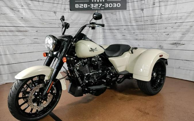 2023 Harley-Davidson Freewheeler WHITE SAND PRL