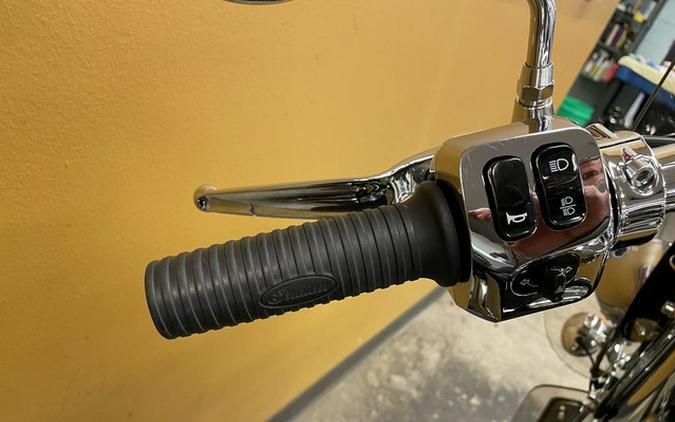 2022 Indian Springfield Black Metallic/Dirt Track Tan