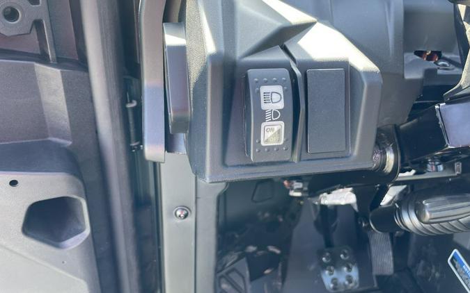 2025 Can-Am COMMANDER DPS 700 - COMPASS GREEN