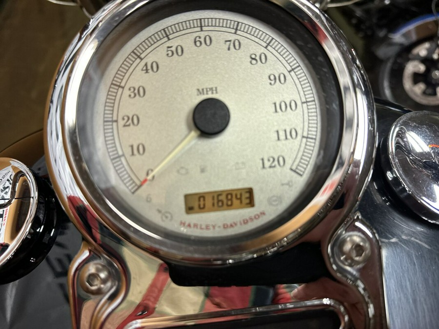 FXDC 2011 Super Glide® Custom