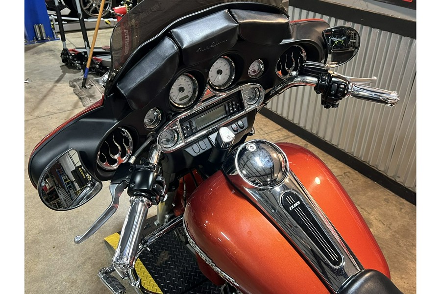 2011 Harley-Davidson® FLHX