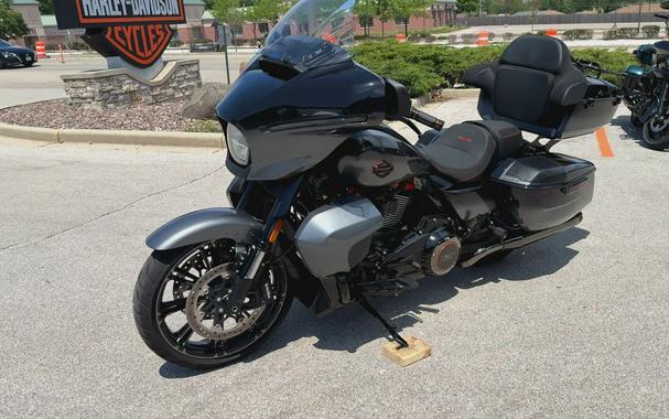 2025 Harley-Davidson® CVO™ Street Glide® Raven Fade