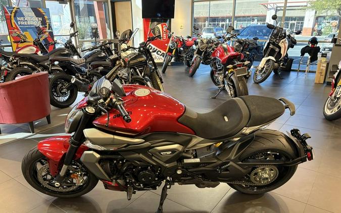 2026 Ducati XDiavel V4 Burning Red