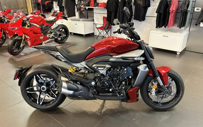 2026 Ducati XDiavel V4 Burning Red