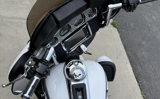 2015 Harley-Davidson® Electra Glide® Ultra Classic® Low Two-Tone White Hot Pearl/Blue Hot Pearl