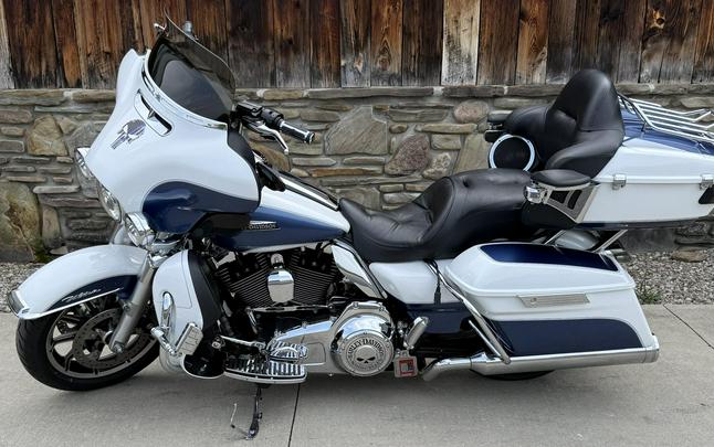 2015 Harley-Davidson® Electra Glide® Ultra Classic® Low Two-Tone White Hot Pearl/Blue Hot Pearl