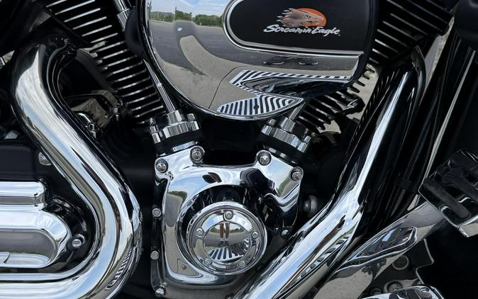 2015 Harley-Davidson® Electra Glide® Ultra Classic® Low Two-Tone White Hot Pearl/Blue Hot Pearl