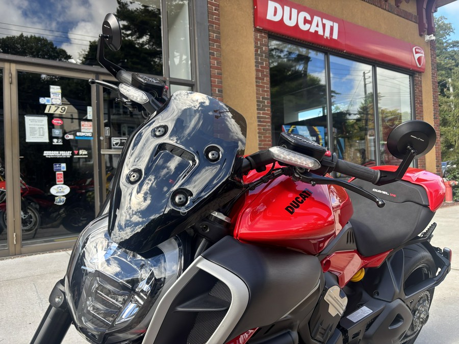 2024 Ducati Diavel V4 Ducati Red - 3856U