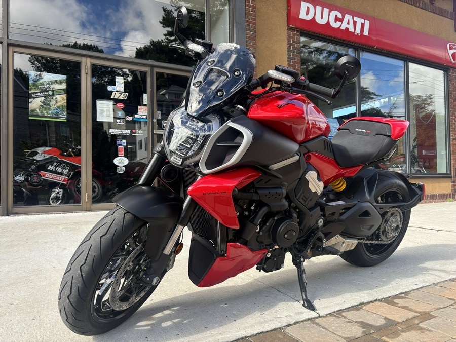 2024 Ducati Diavel V4 Ducati Red - 3856U