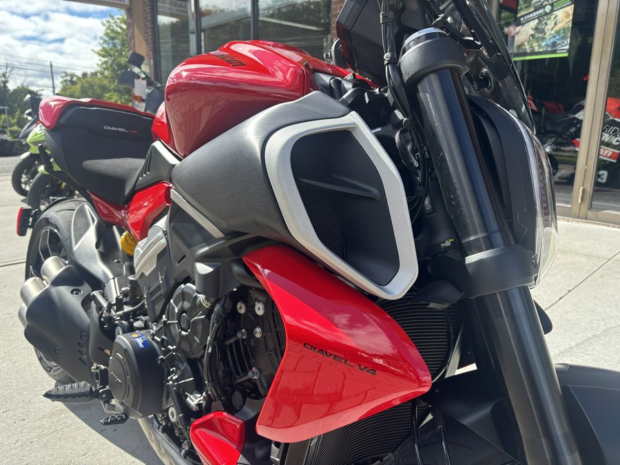 2024 Ducati Diavel V4 Ducati Red - 3856U